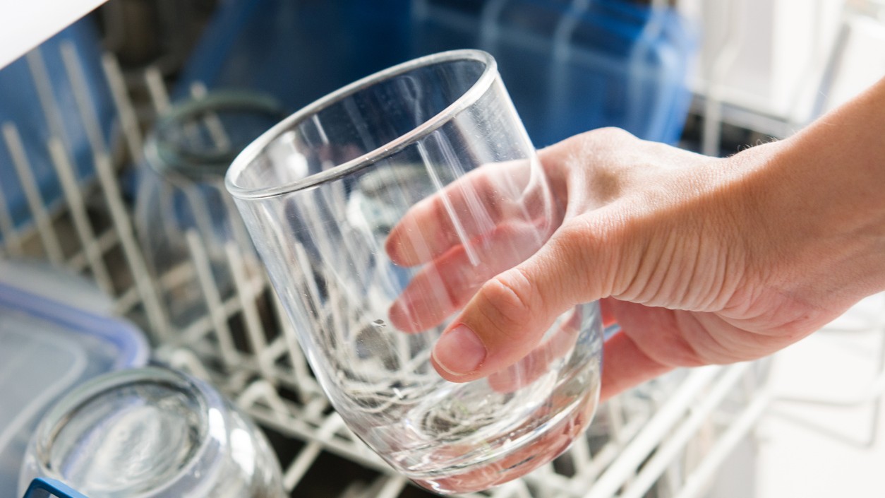 Mliečny alebo matný povlak na pohároch po umytí v umývačke nemusí znamenať, že zostali špinavé. Príčinou môžu byť minerálne usadeniny z tvrdej vody, ale aj zmeny samotného povrchu skla.