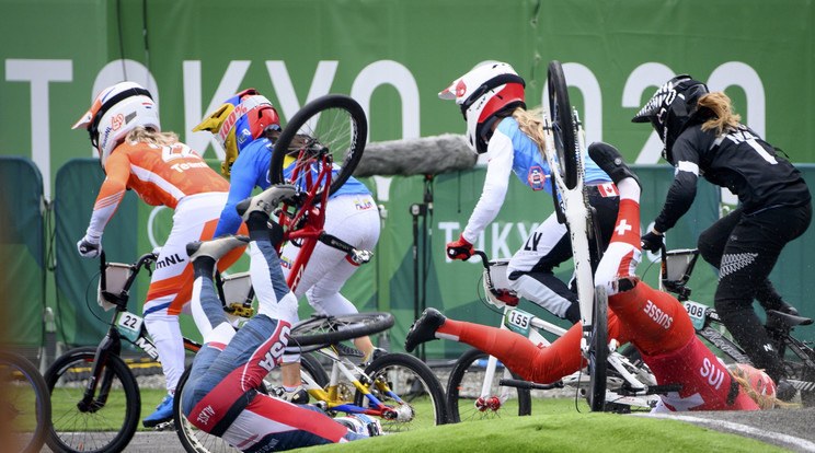 Súlyos balesetek a BMX-esek versenyén. / Fotó: MTI/EPA/Keystone/Laurent Gillieron