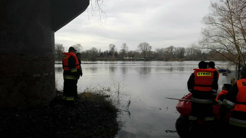 Samochód wpadł do rzeki Warty w Kostrzynie nad Odrą. W