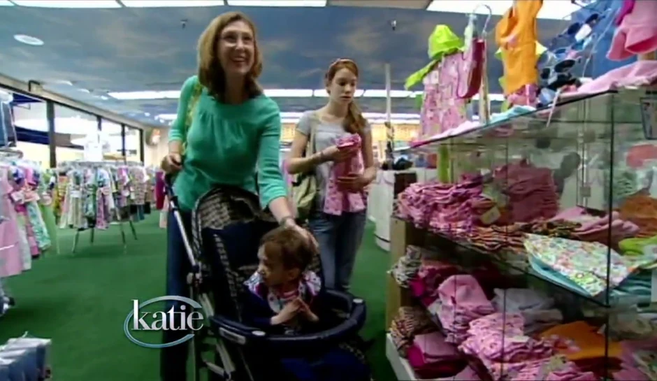 Bruk sa mamom i sestrom: I dalje joj kupuju stvari na odeljenju za bebe