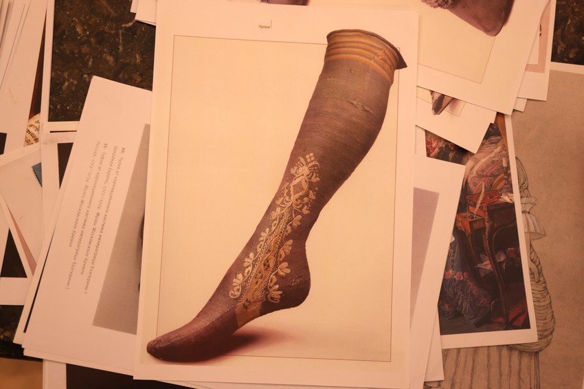 Čarape su bile od trikotaže, sa ukrasom vezenim srebrnim ili svilenim nitima