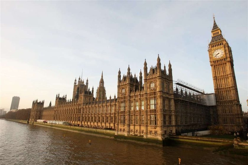 Big Ben się przewraca! Czy wieża się zawali?