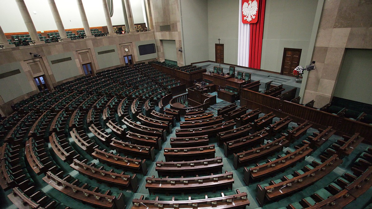 Na starcie nowego sezonu politycznego PiS zwiększa przewagę, największe partie opozycyjne tracą, a mniejsze stoją w miejscu. Jak wynika z najnowszego sondażu IBRiS dla "Rzeczpospolitej", w parlamencie znalazłoby się dziś siedem partii. Zwiększyła się też liczba osób zdecydowanych wziąć udział w wyborach parlamentarnych.