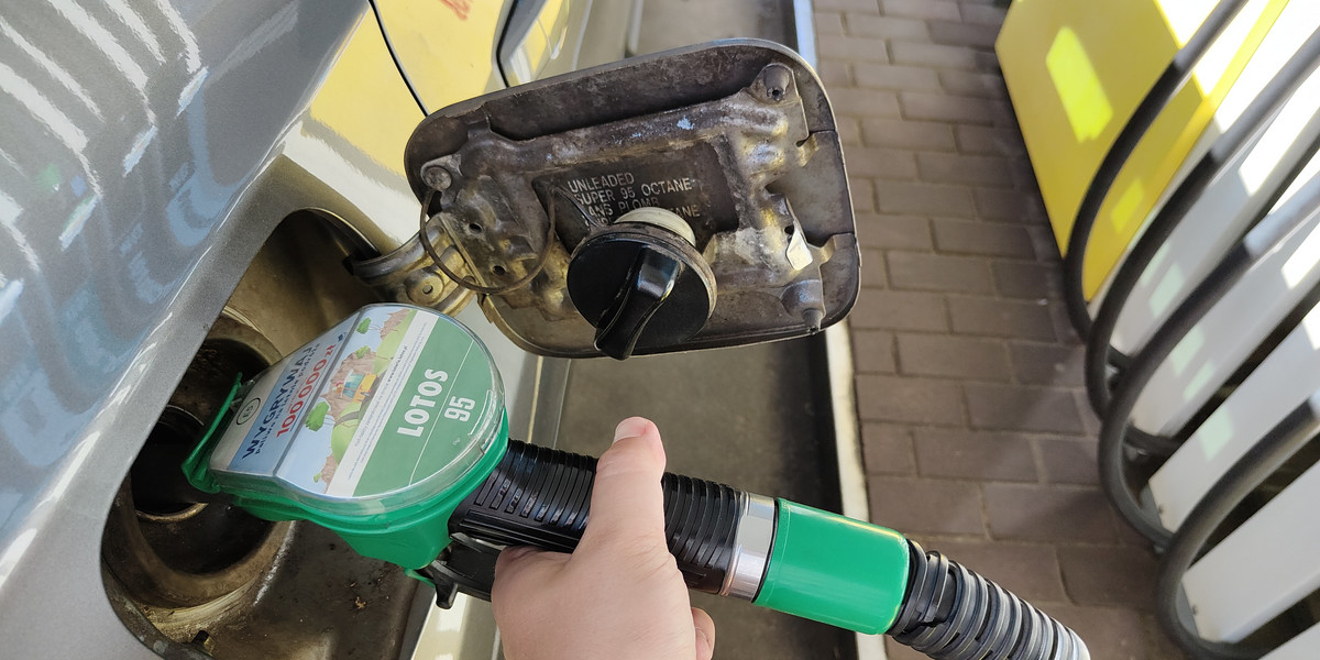 Kierowcy powinni niebawem płacić mniej za paliwa.