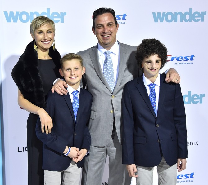 Natanijel na premijeri filma "Čudo" sa bratom, majkom i ocem
