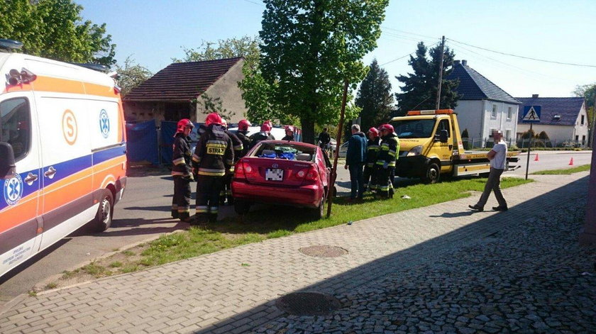 Zasnął za kierownicą i wypadł z prostej drogi