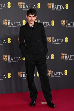 Timothée Chalamet első vörös szőnyeges felbukkanása óta biztos pontja a stílusos hírességek közösségének. Ezúttal fekete Bottega Veneta öltönyben idézte meg Bob Dylan stílusát (őt alakítja a Sehol se otthon című életrajzi filmben), melyet a márka kreatív igazgatója, Matthieu Blazy tervezett számára.