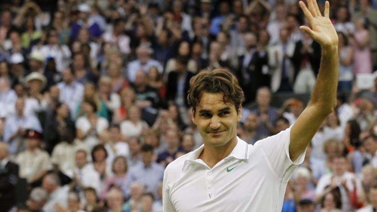 Roger Federer z ręką uniesioną w górę