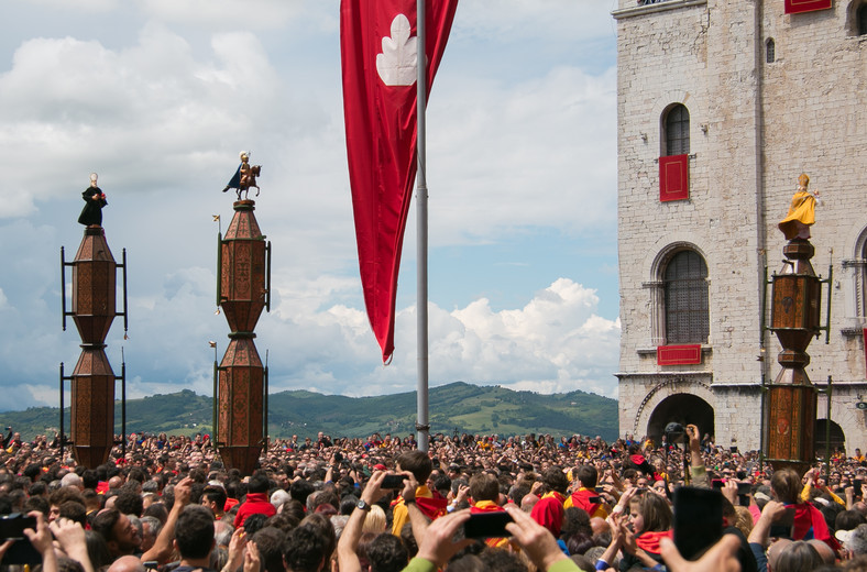 Festiwal Świec w średniowiecznym Gubbio, Umbria Włochy