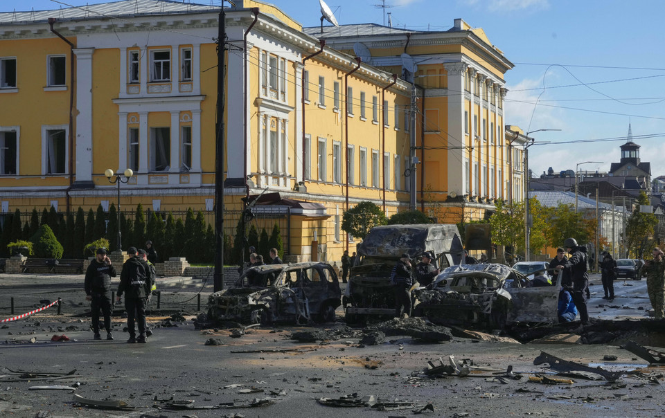 Samochody zniszczone w wyniku uderzenia rosyjskiej rakiety w Kijowie
