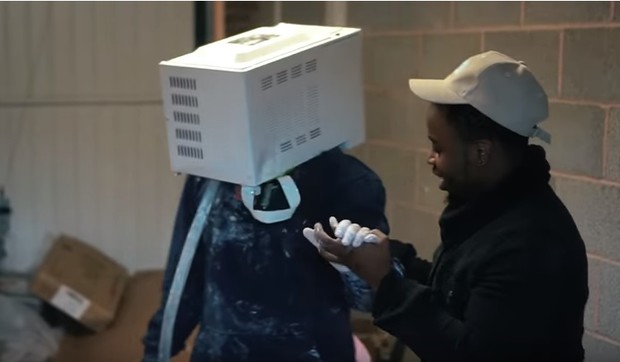 Zacementirao glavu u mikrotalasnoj