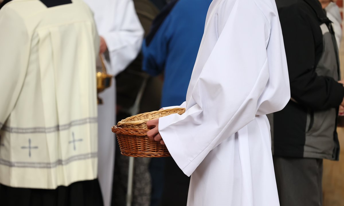 Ile Polacy dają na tacę? Ksiądz ujawnia szczegóły finansów parafii i zaskakuje wiernych