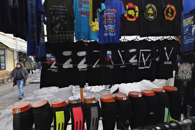 Stoisko z koszulkami w Sankt Petersburgu. Na koszulkach widoczny symbol "Z" oraz "V", który malowany jest na rosyjskim sprzęcie, który jest w Ukrainie