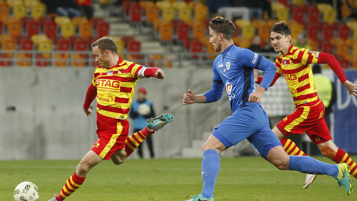 Piłkarze Jagiellonii pokonali u siebie Piasta Gliwice 2:0. Ten wynik oraz remis Lechii Gdańsk z Pogonią Szczecin 1:1 sprawiły, że drużyna z Białegostoku jest liderem po 15. kolejce ekstraklasy, czyli na półmetku sezonu zasadniczego.