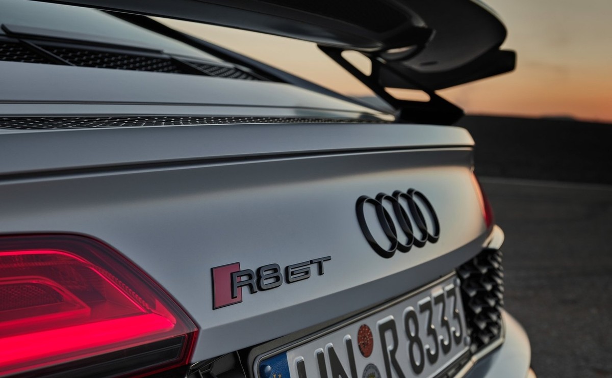 Audi R8 Coupe V10 GT RWD to samochód dla motoryzacyjnych purystów. Wszystko w nim jest takie, jak za "starych, dobrych czasów". Co najgorsze, te czasy już nie wrócą