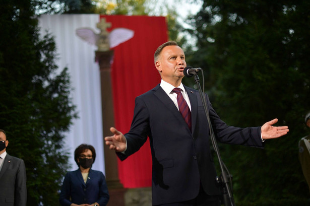 Prezydent Andrzej Duda i marszałek Sejmu Elżbieta Witek podczas apelu pamięci przed Pomnikiem Poległych w 1920 r. na Cmentarzu Wojskowym na Powązkach w Warszawie.