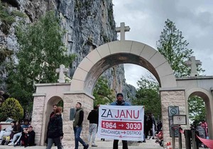 Ivan Mladenović stigao do manastira Ostrog nakon šest dana pešačenja: Prešao je 300 kilometara  