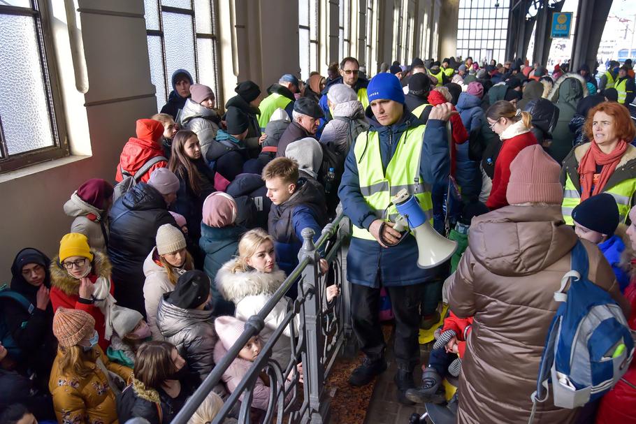 Uchodźcy na dworcu kolejowym we Lwowie