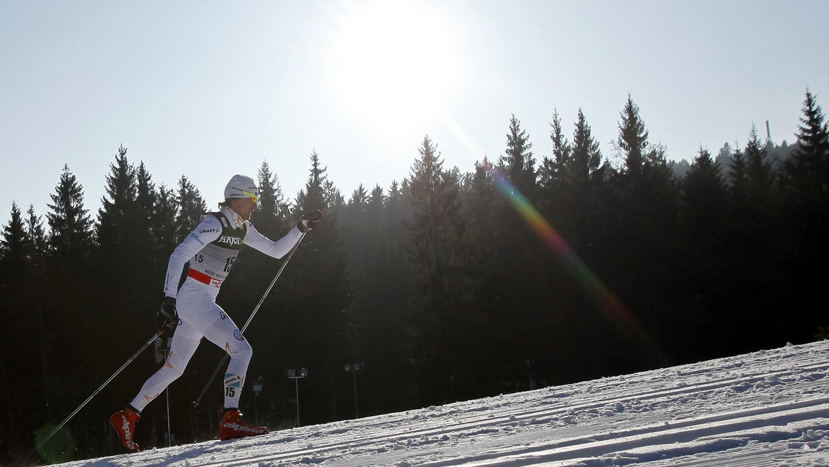 Szwed Johan Olsson wygrał bieg na 15 km w zawodach narciarskiego Pucharu Świata na Polanie Jakuszyckiej w Szklarskiej Porębie. Wyprzedził o 19,3 s Szwajcara Dario Colognę oraz o 57,5 s Rosjanina Aleksandra Legkowa.