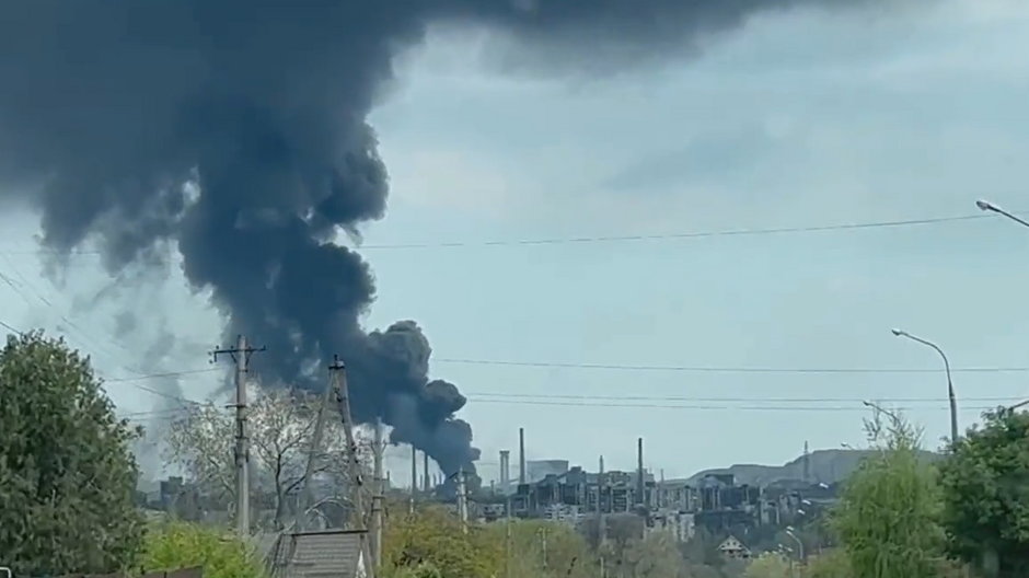 Pożar na terenie zakładu Azowstal po rosyjskim bombardowaniu (02.05.2022)