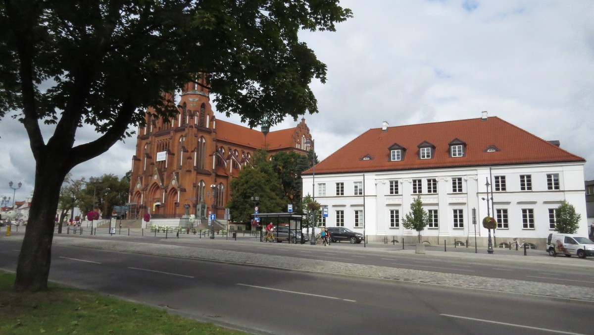 Prezydent miasta Tadeusz Truskolaski zapowiedział, że w związku z wchodząca w życie 2 września ustawą o zakazie propagowania komunizmu lub innego ustroju totalitarnego poprzez nazwy ulic, budowli, obiektów i urządzeń użyteczności publicznej przedstawi Radzie Miasta nowe propozycje nazw ulic. Ale dopiero po zasięgnięciu opinii mieszkańców.