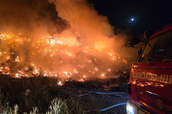 OGROMAN POŽAR KOD LESKOVCA! Planula deponija, brojne ekipe na terenu pokušavaju da OBUZDAJU VATRU
