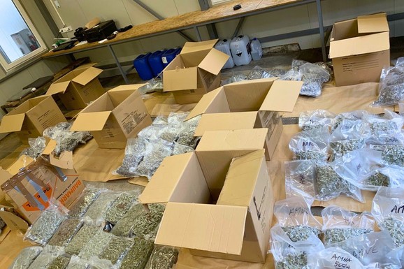 Policajci mu na granici zavirili u kamion, a unutra 90 KILA DROGE! Pao diler iz Ivanjice u Šidu: Prevozio 94 paketa marihuane