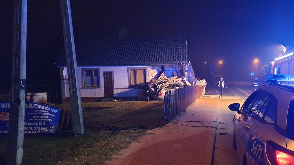 Pijany kierowca wjechał w dom. Uciekał przed policją