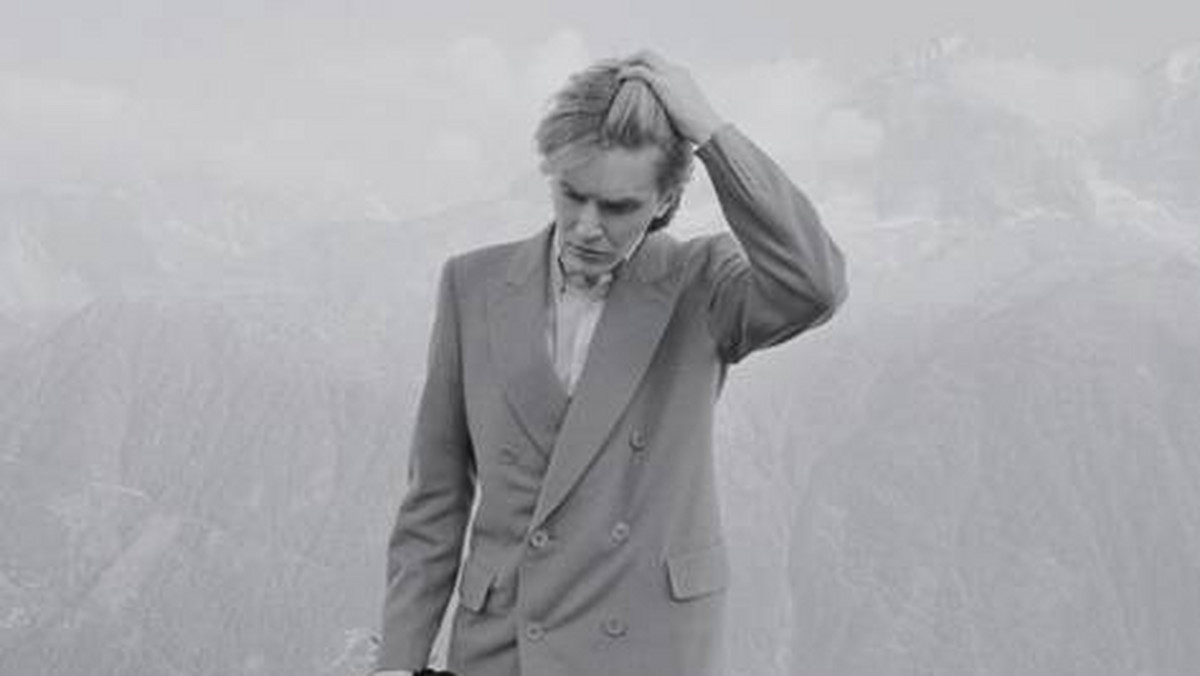 David Sylvian doznał poważnego urazu kręgosłupa, który ograniczył jego ruchowość. Uraz jest na tyle bolesny, że muzyk musiał odwołać wszystkie koncerty zaplanowane na marzec i kwiecień.