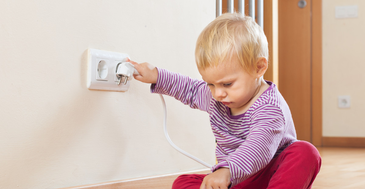 Porażenie prądem dziecka - jak tego uniknąć?
