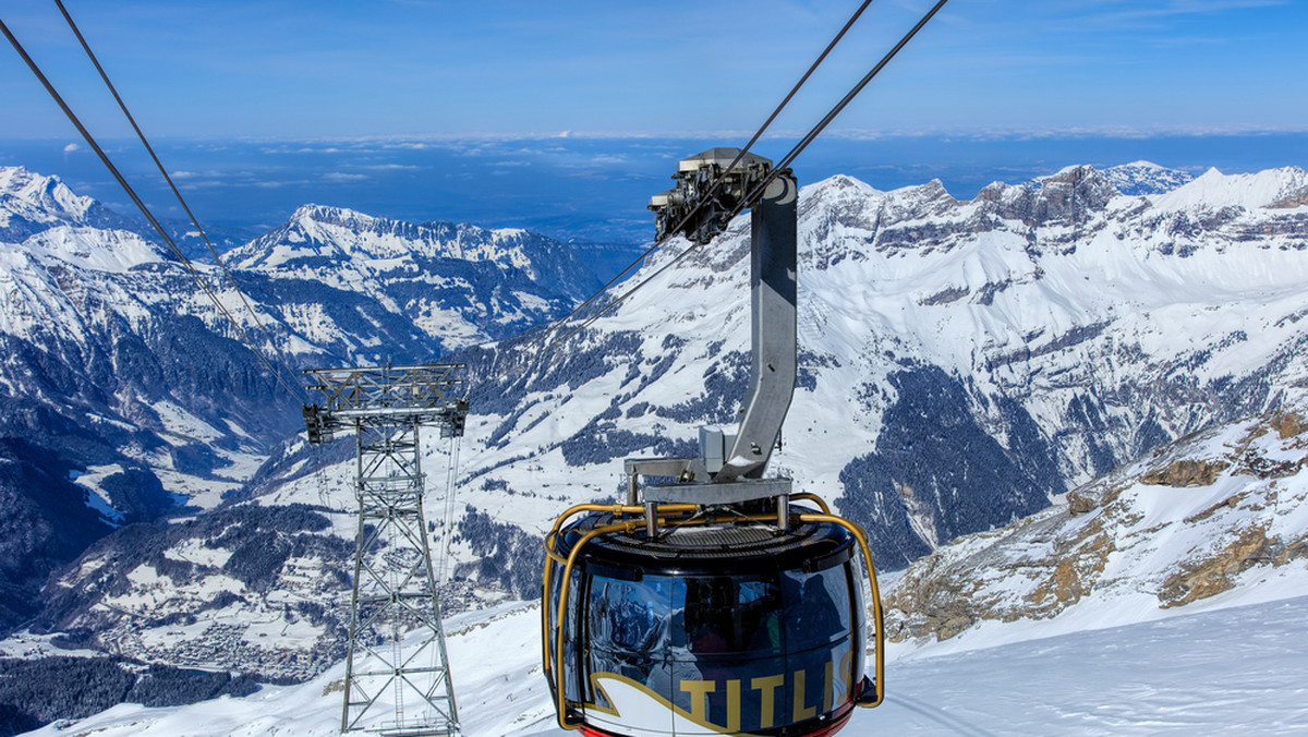 Lina podtrzymująca jeden z wagoników kolejki gondolowej na górę Titlis w środkowej Szwajcarii zerwała się rano podczas prac remontowych; rannych zostało kilku robotników - poinformowała miejscowa policja.