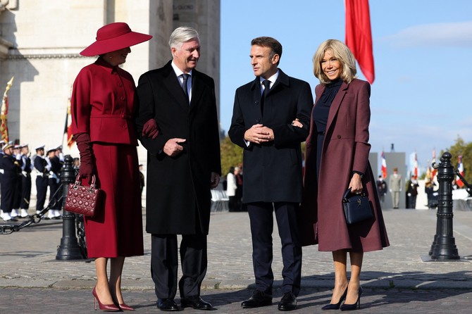 Besprekorna elegancija dve dame 