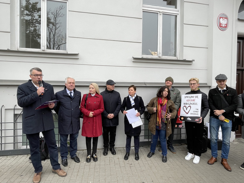 Protest przed kuratorium oświaty w Lublinie.