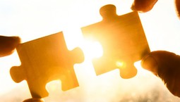 Przyjaźń na odległość. Kilka sprawdzonych sposobów, jak utrzymać bliskie relacje mimo kilometrów