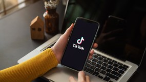 TikTok na celowniku Brukseli. KE stawia zarzuty. Algorytmy groźne dla dzieci i naruszają unijne prawo