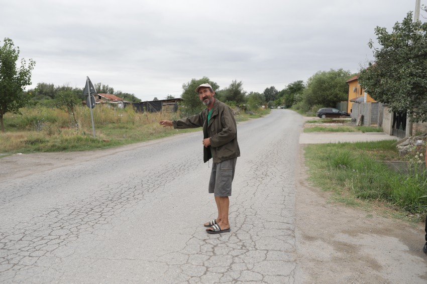 Nikola pokazuje mesto na kojem su se dogodile dve saobraćajne nesreće