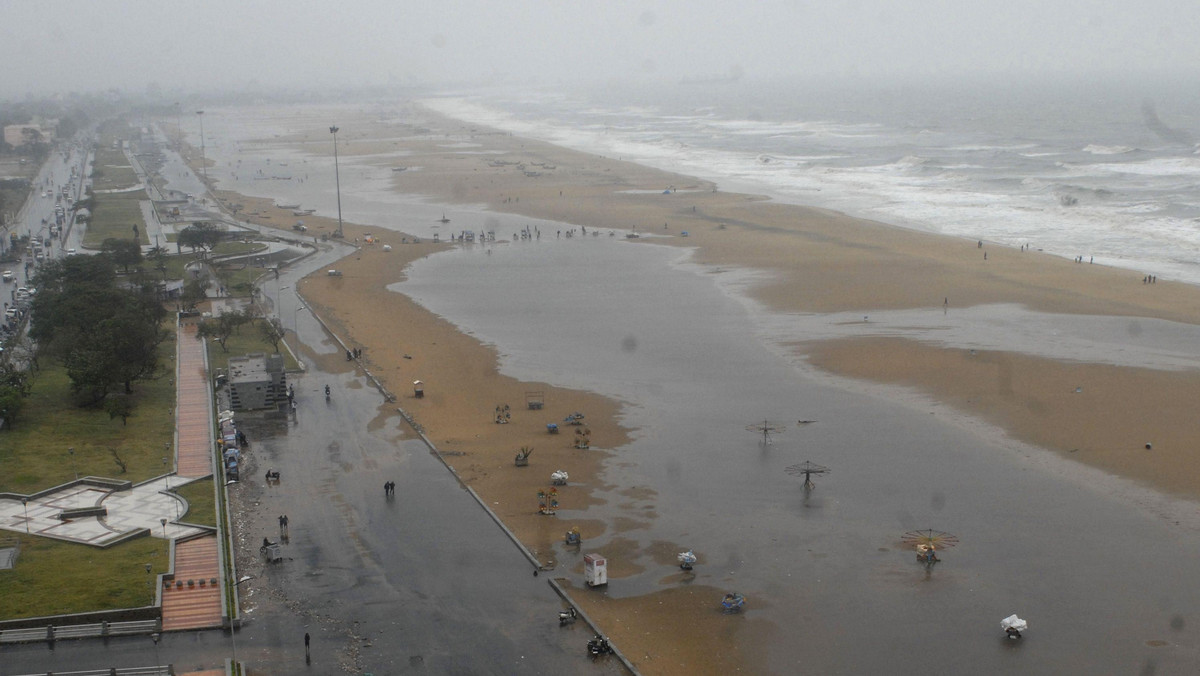 Co najmniej 33 osoby zginęły na południu Indii, w stanie Tamil Nadu po uderzeniu cyklonu Thane - poinformowały lokalne władze. Cyklon uderzył pomiędzy miastem Cuddalore (stolica dystryktu o tej samej nazwie) nad Zatoką Bengalską na wschodzie stanu Tamil Nadu, a jednym z indyjskich terytoriów związkowych, dawną francuską enklawą Puducherry (Pondichery).