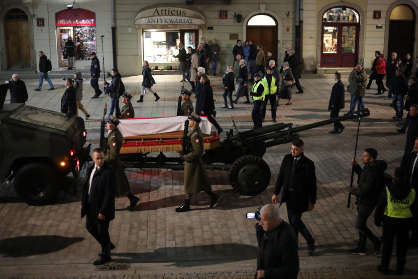 Kondukt żałobny na ulicach Warszawy