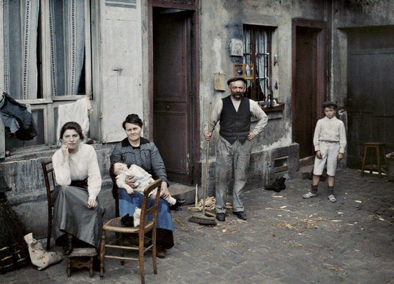 Rodzina mieszkająca przy La rue du Pot-de-Fer, ulicy znajdującej się w 5. dzielnicy Paryża (fot. Stéphane Passet, 24 czerwca 1914 r., domena publiczna).