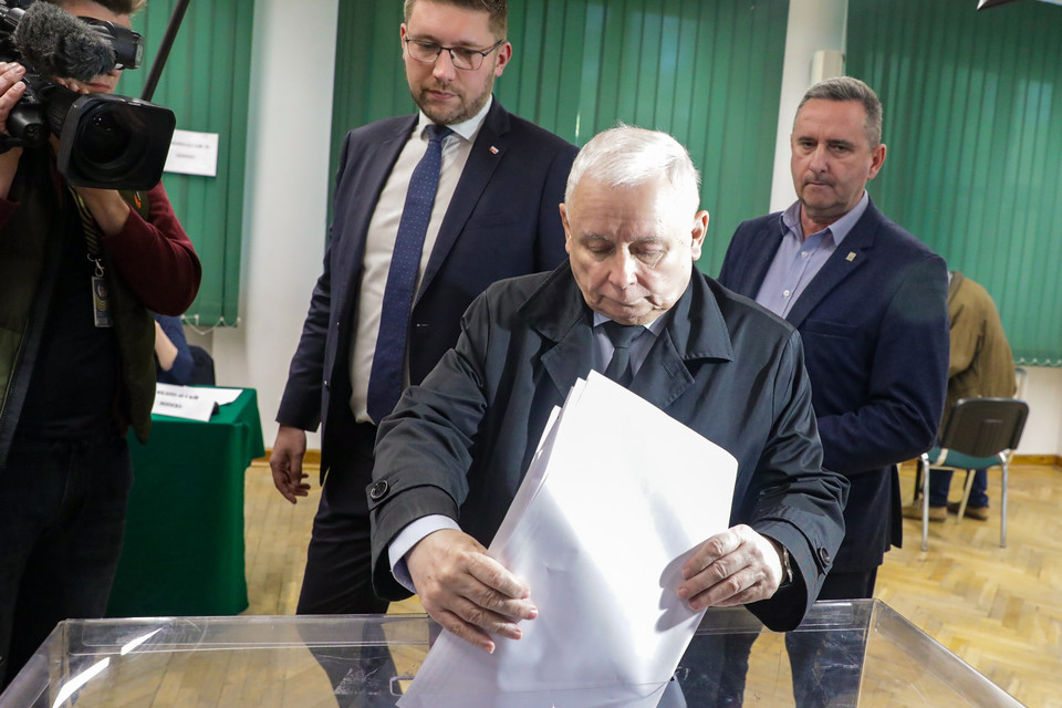 Prezes PiS Jarosław Kaczyński głosował w Szkole Głównej Służby Pożarniczej w Warszawie