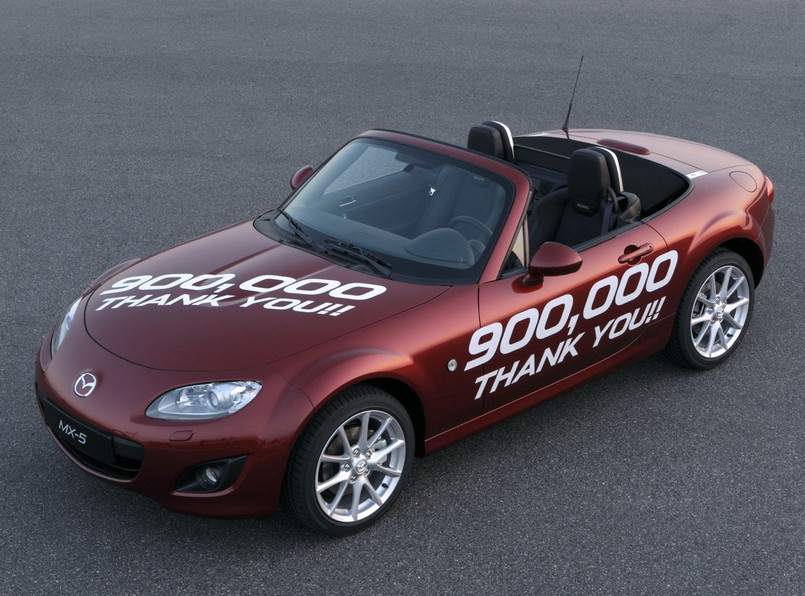 Liczba wyprodukowanych przez Mazda Motor Corporation egzemplarzy samochodu sportowego MX-5 osiągnęła dziś (4 lutego 2011 r.) próg 900 000. Taki wynik uzyskano w ciągu 21 lat i 10 miesięcy od rozpoczęcia masowej produkcji pierwszej generacji tego modelu w kwietniu 1989 r.