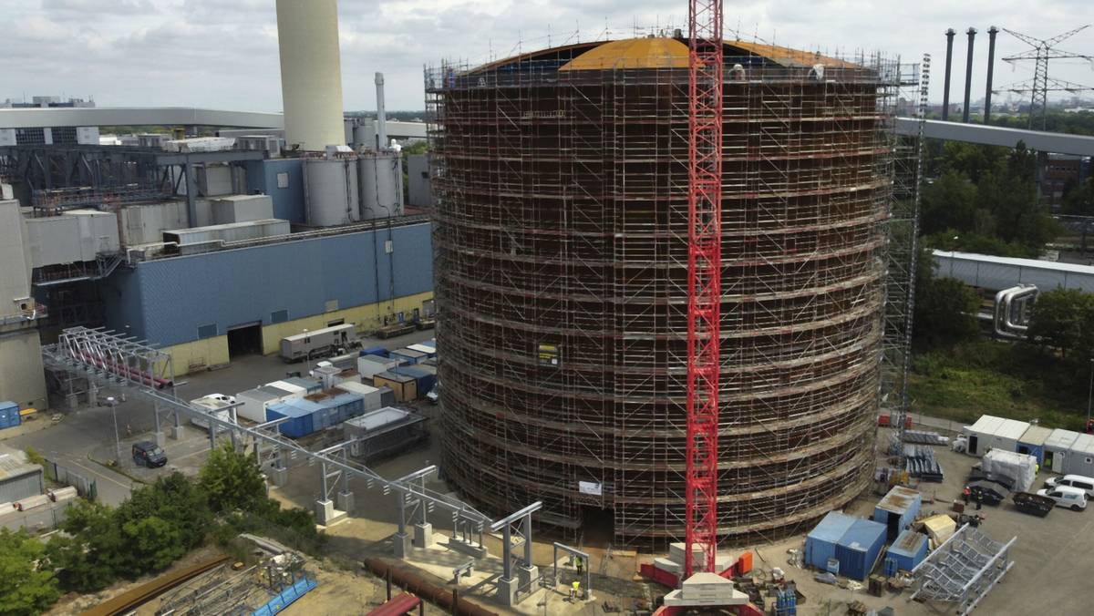 W pobliżu berlińskiej rzeki Sprewy wyrasta wieża. Wysoka na 45 m, mogąca pomieścić 56 mln l gorącej wody budowla ma ogrzać berlińskie domy, nawet jeśli zabraknie rosyjskiego gazu.