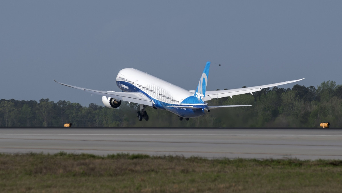 Boeing 767 z 90 pasażerami na pokładzie przyleciał dzisiaj do Olsztyna z Krakowa. Było to możliwe dzięki innowacyjnemu systemowi zainstalowanemu na pasie startowym.