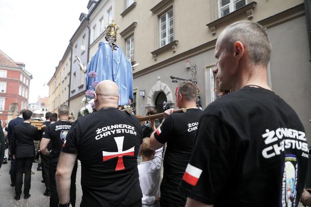 Żołnierze Chrystusa na procesji do Katedry Polowej Wojska Polskiego w święto Bożego Ciała, Warszawa, czerwiec 2021 r.