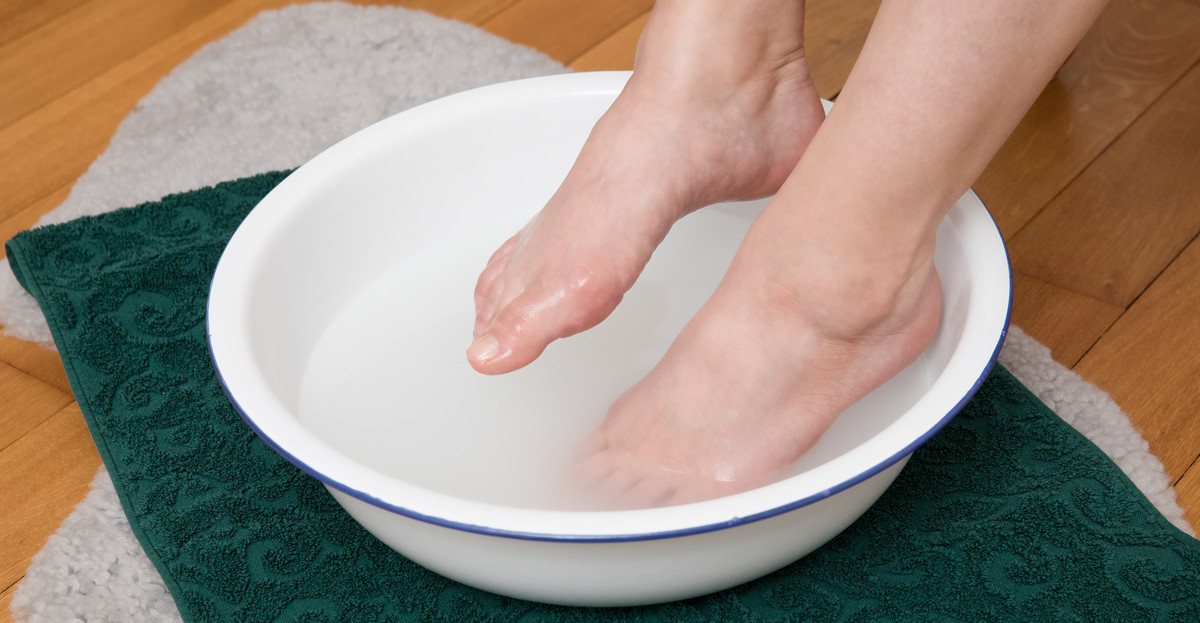 Kąpiel na opuchnięte stopy
