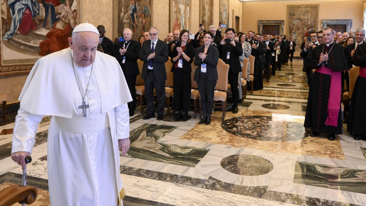 Papież Franciszek ma zapalenie płuc. Wierni zobaczyli go na telebimie