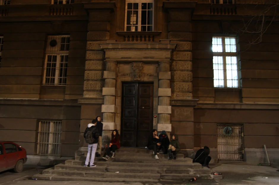 Gluvarenje ispred KST-a