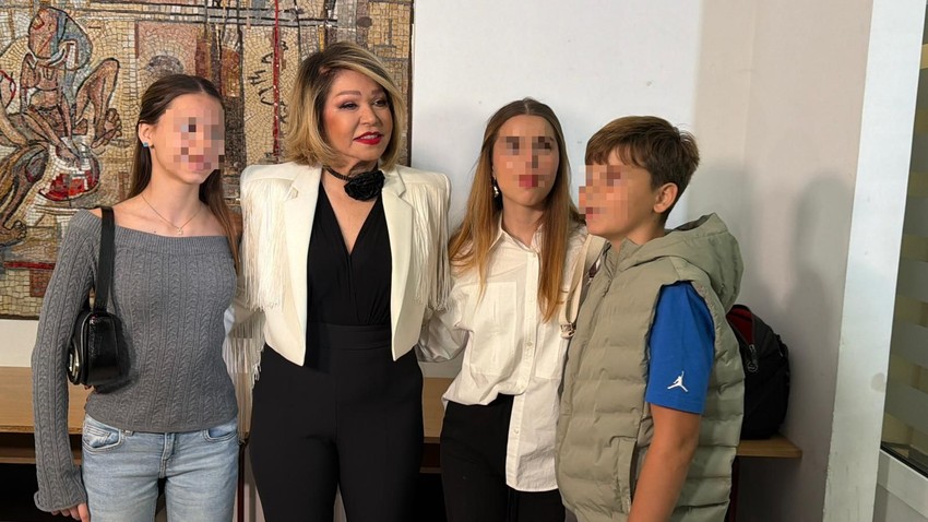 Neda Ukraden sa unucima
