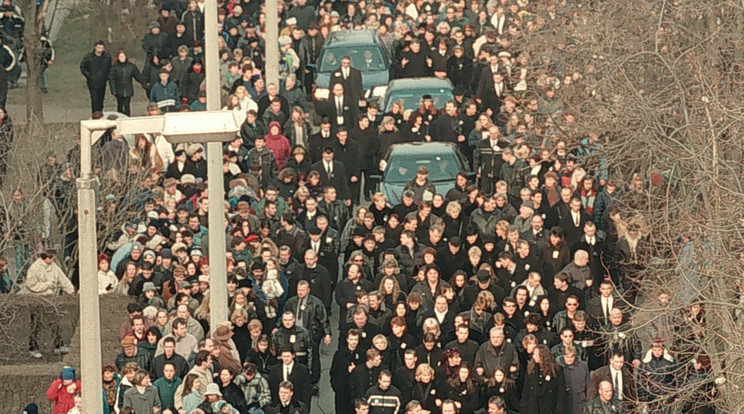 Soha nem volt ilyen tömeg a csepeli temetőben, mint azon a szomorú 2001-es napon/ Fotó: RAS archívum