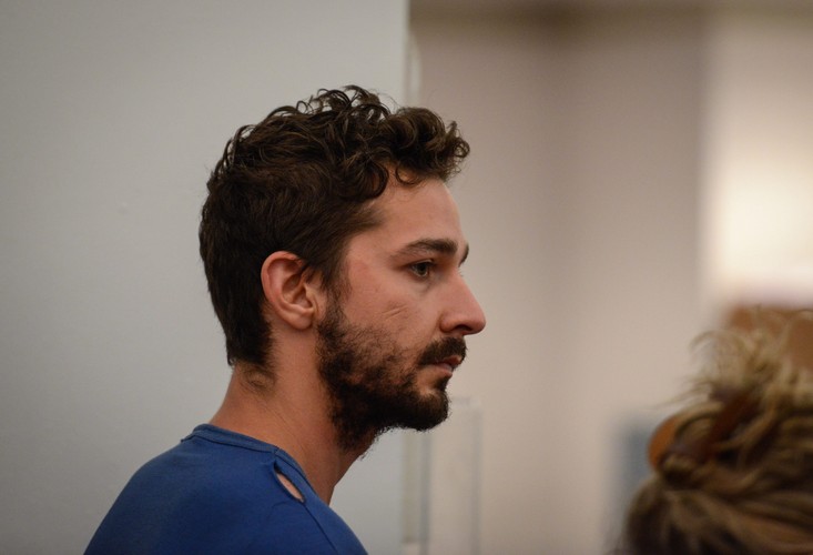 Shia LeBeouf wyprowadzony w kajdankach ze spektaklu w Nowym Jorku. To się nazywa ukraść show!